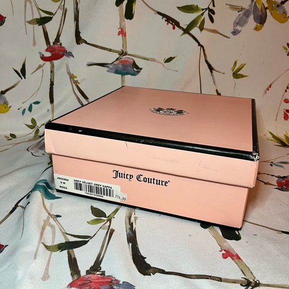 Grey velvet, round toe, wooden heel pump by Juicy Couture w box (nearly vintage) - Picture 14 of 15